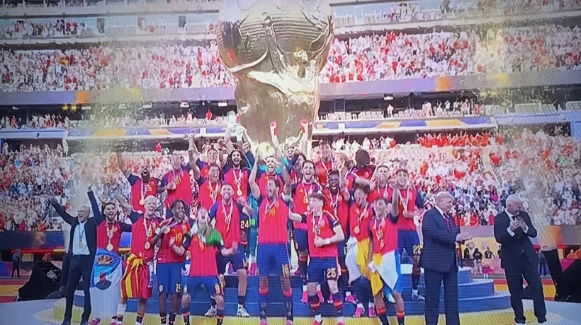 Y alcanzaron la cuarta... final perdida: España derrotó 1-0 a Argentina y se coronó campeón del mundo...  Algo les pasa a los trasandinos que en ese estadio y con los rojos "no se les da". Con un solitario gol de Ferrán Torres, hispanos vencieron a Argentina y sumaron su segunda estrella. Albiceleste sigue haciendo historia y alcanzó a Alemania como la selección con más finales perdidas.   